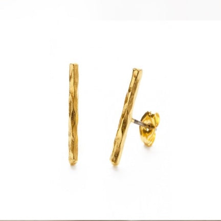 Hammered bar earring gold stud